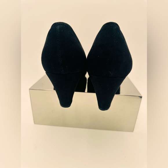 DEXFLEX wedge pump 3” heels black “suede” gold chain - Picture 6 of 10